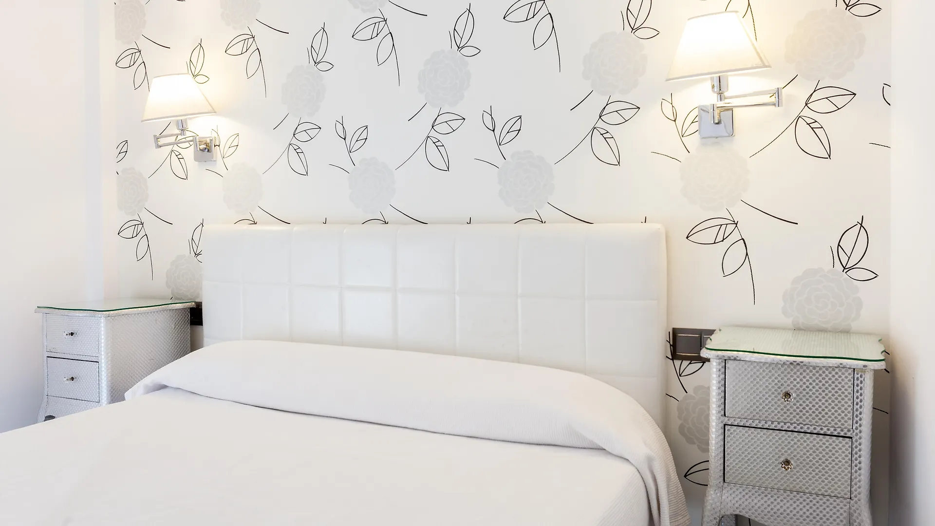 Abril Nerja Hotel 2*,
